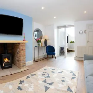 West With Free Parking Apartment